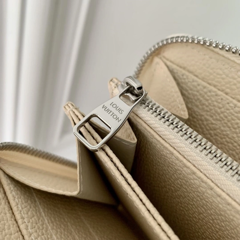 LV Wallets 4048A-0104