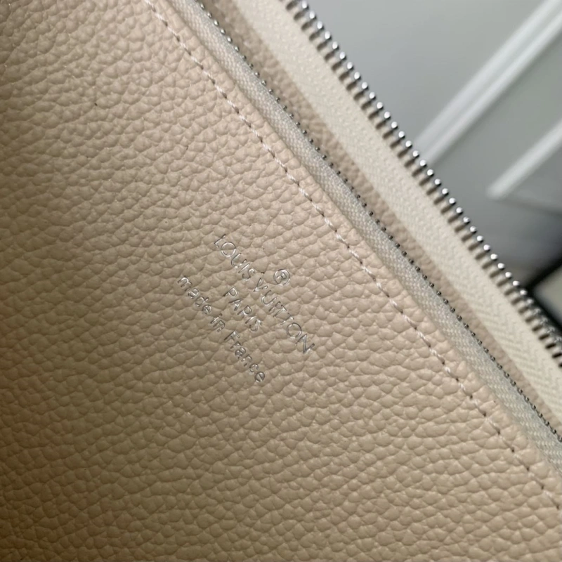 LV Wallets 4048A-0104