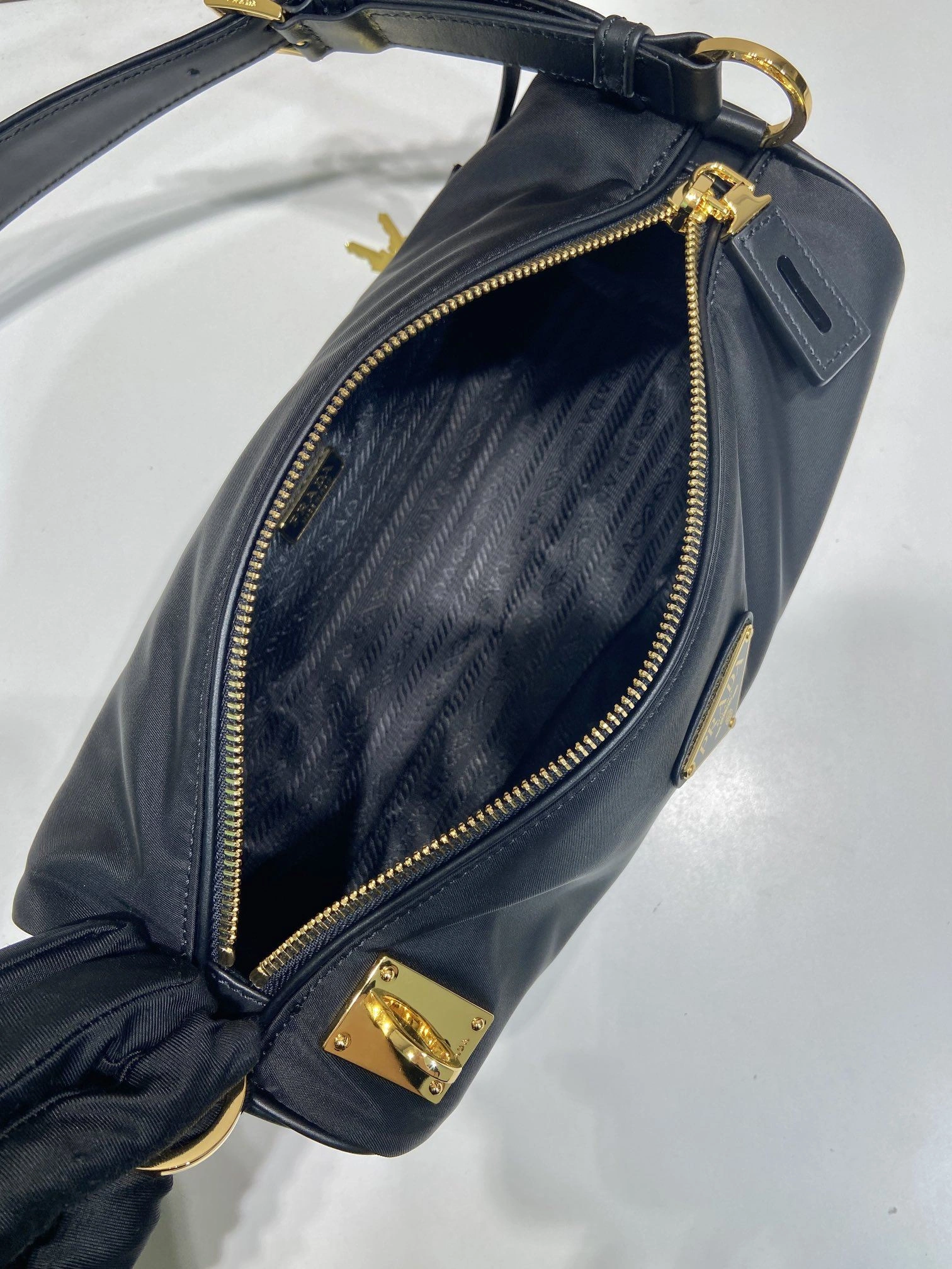 Prada Round Bags 4099A-0198