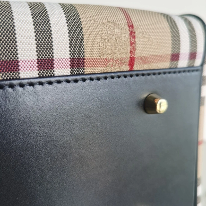 Burberry Shopping Bags 4140-0147