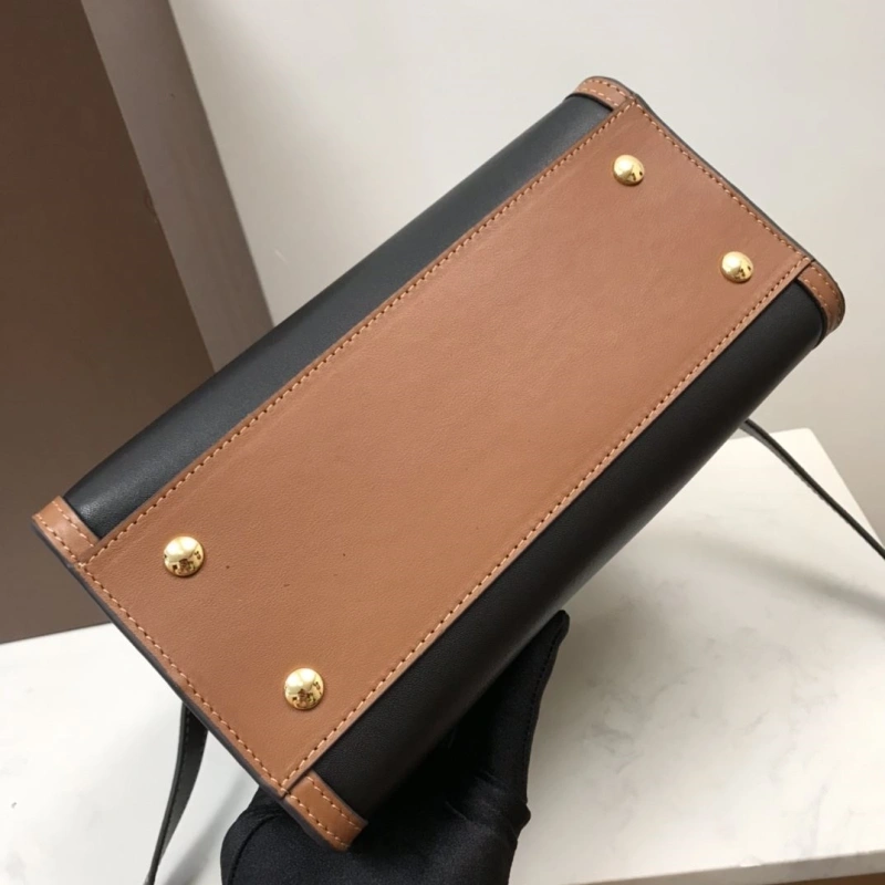 Burberry Shopping Bags 4140-0359