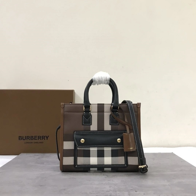 Burberry Shopping Bags 4140-0390