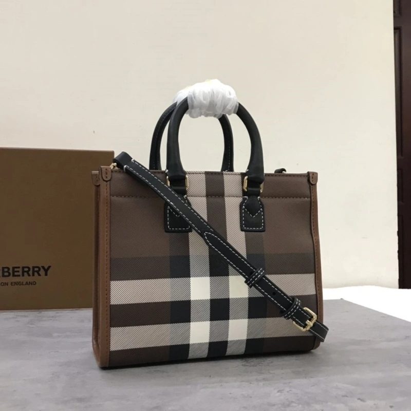 Burberry Shopping Bags 4140-0390