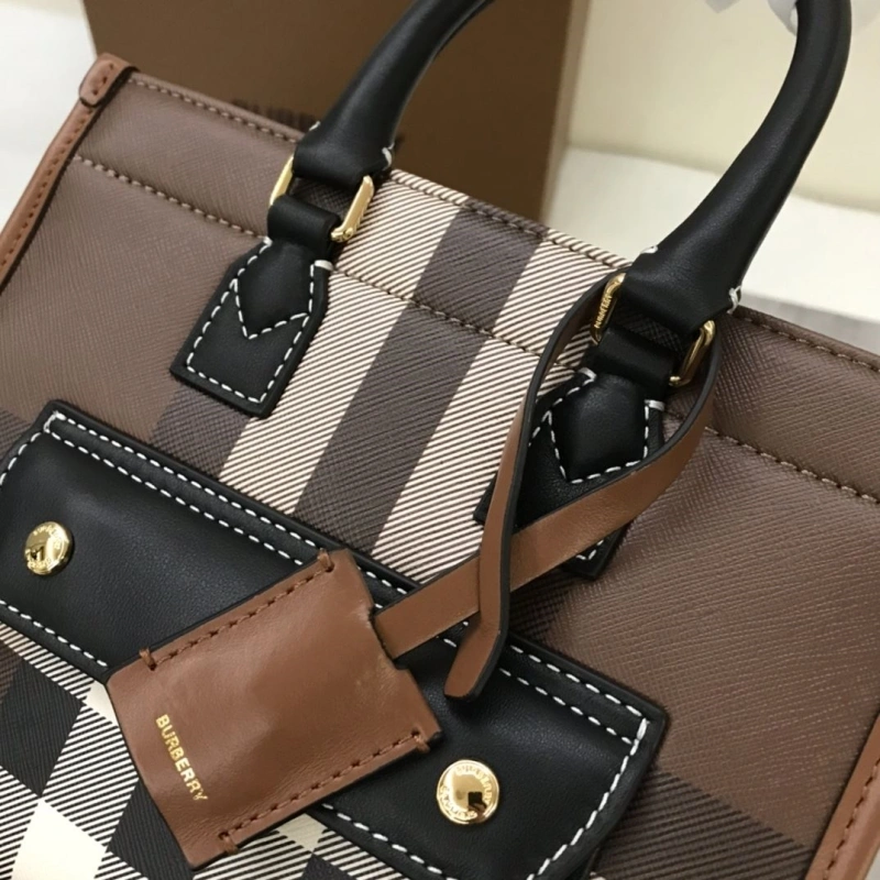 Burberry Shopping Bags 4140-0390