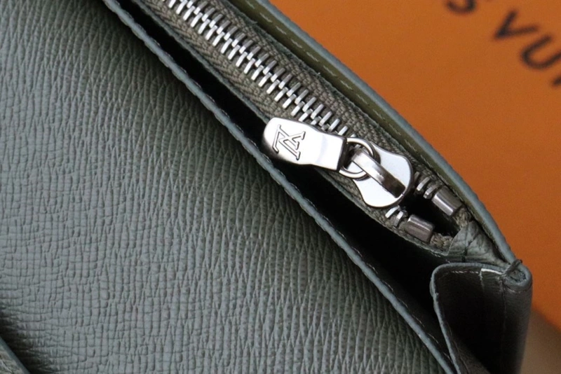 LV Wallets 4178A-0101