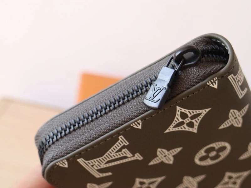LV Wallets 4178A-0103