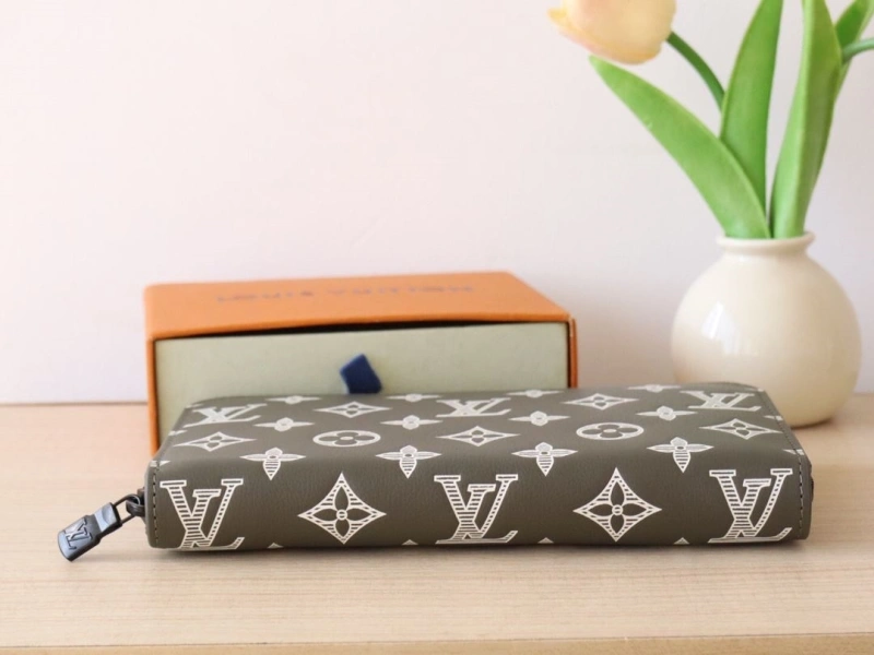 LV Wallets 4178A-0103