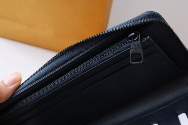 LV Wallets 4178A-0251