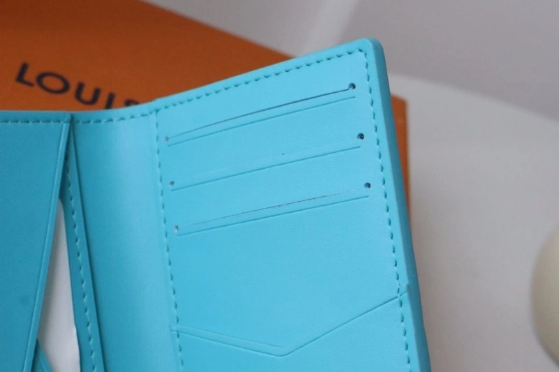 LV Wallets 4178A-0256