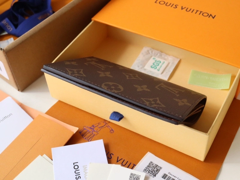 LV Wallets 4192A-0007