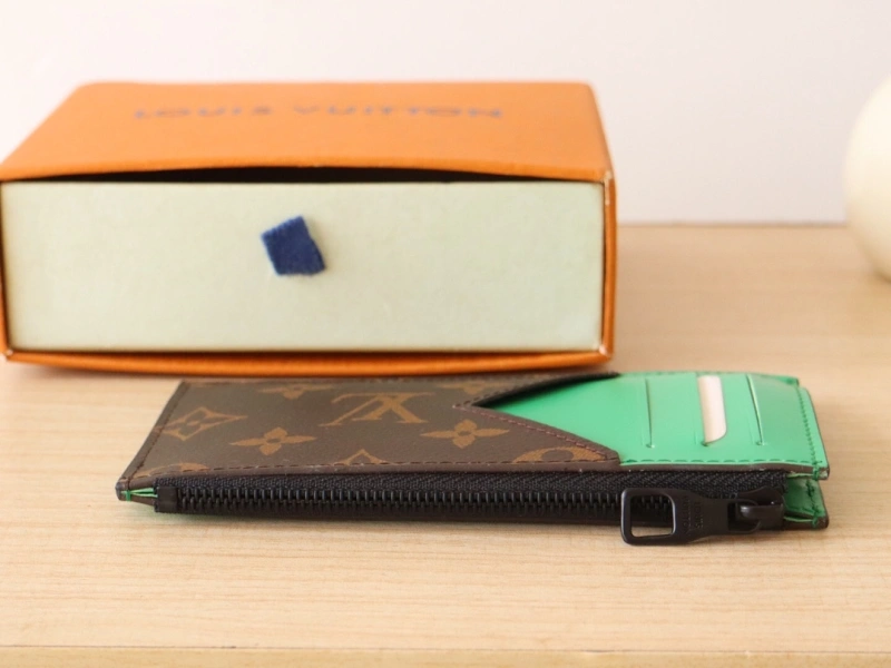 LV Wallets 4192A-0037