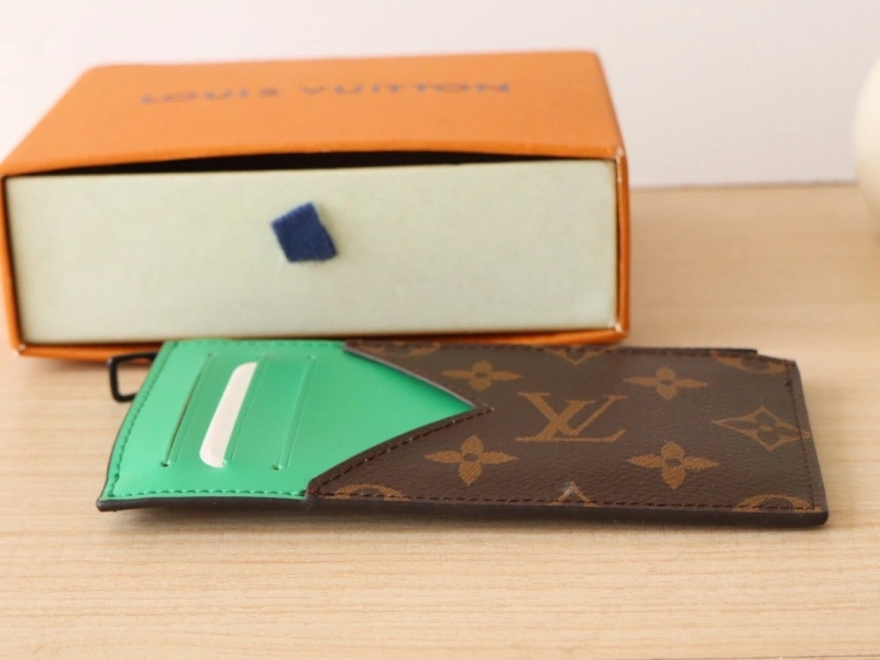 LV Wallets 4192A-0037