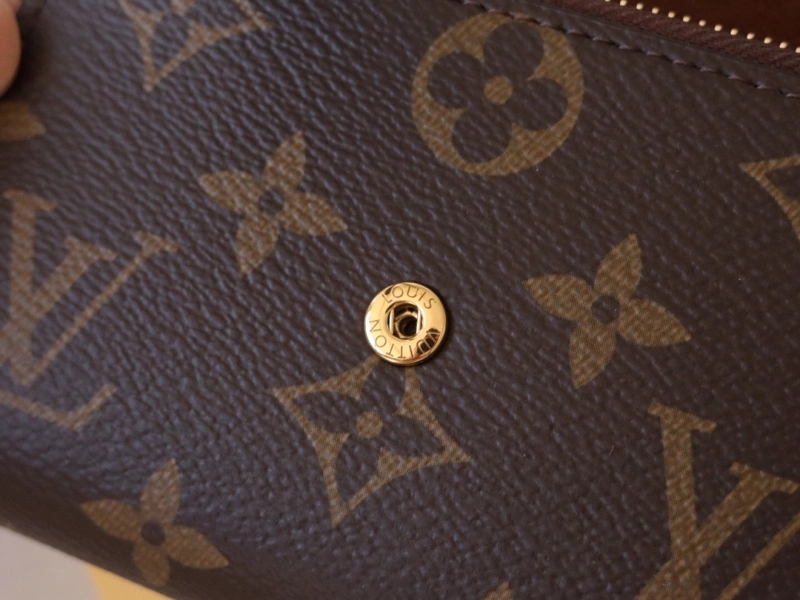 LV Wallets 4192A-0051