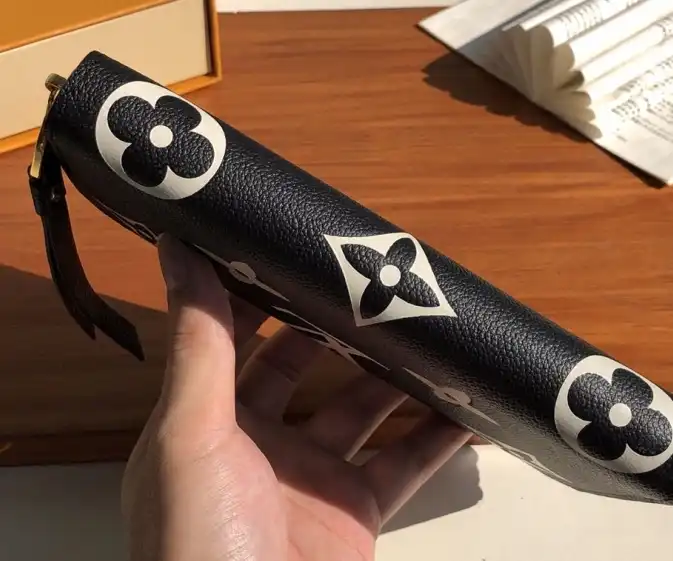 LV Wallets 4192F-0016