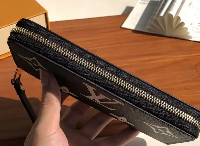 LV Wallets 4192F-0016