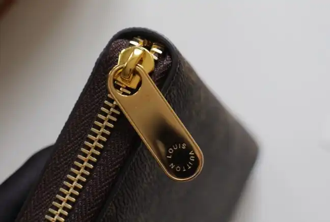 LV Wallets 4192F-0051