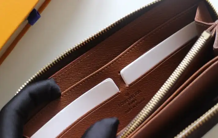 LV Wallets 4192F-0051