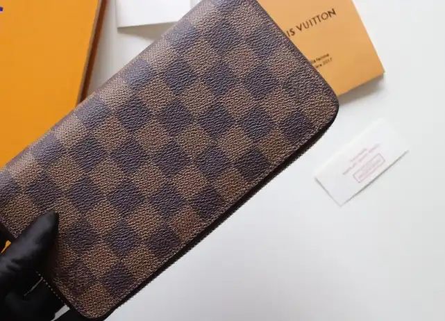 LV Wallets 4192F-0052
