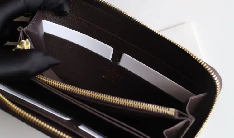 LV Wallets 4192F-0052