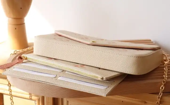 LV Wallets 4206A-0088