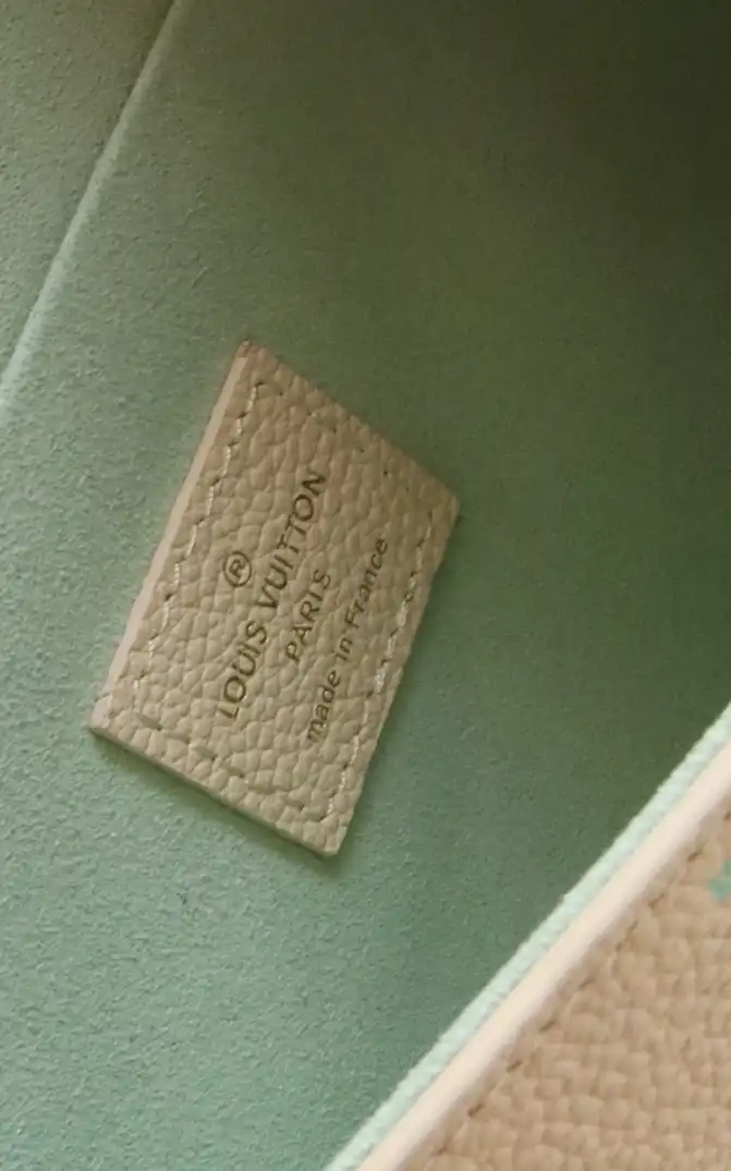 LV Wallets 4206A-0090