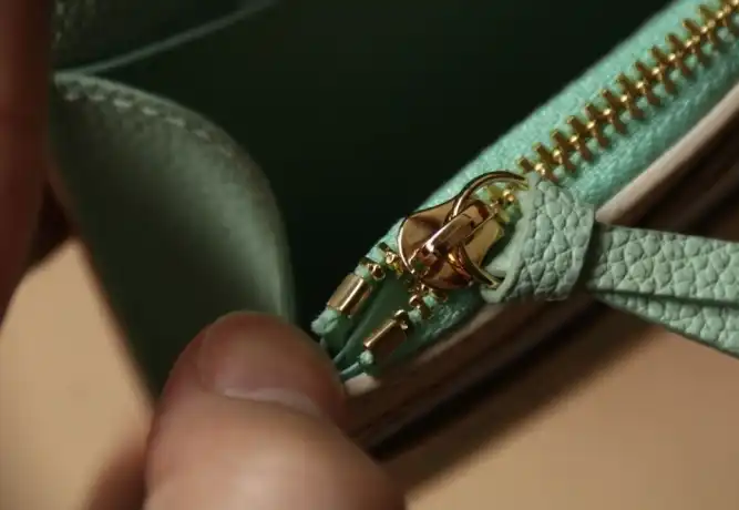 LV Wallets 4206A-0099