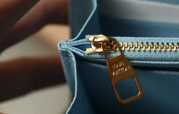 LV Wallets 4206A-0105