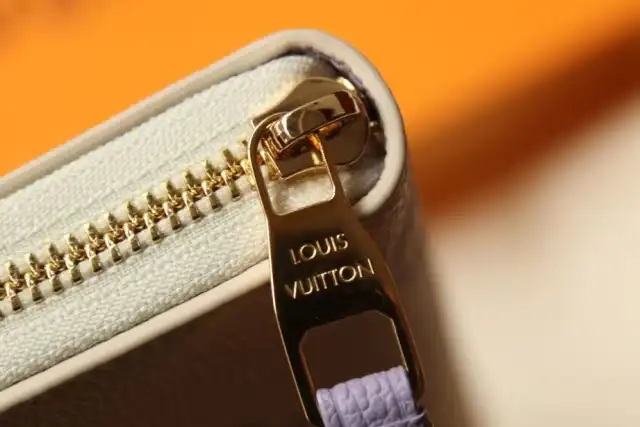 LV Wallets 4206A-0109