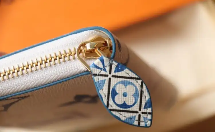 LV Wallets 4206A-0801