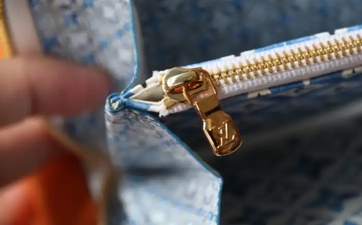 LV Wallets 4206A-0801