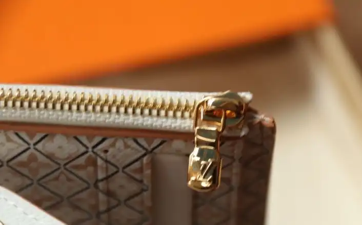 LV Wallets 4206A-0803