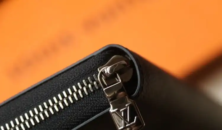 LV Wallets 4206A-0882