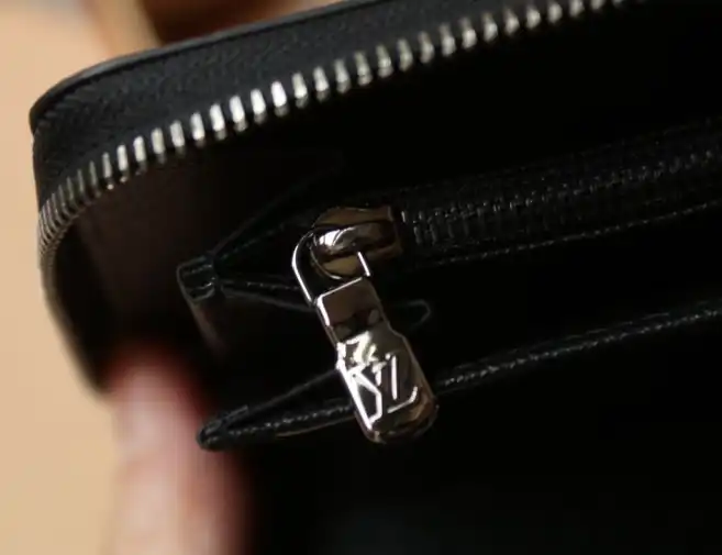 LV Wallets 4206A-0882