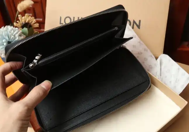 LV Wallets 4206A-0882