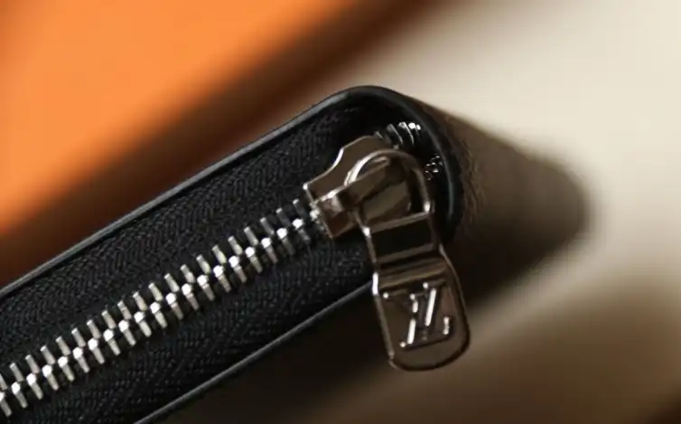 LV Wallets 4206A-0883