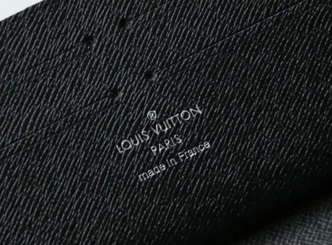 LV Wallets 4206A-0883