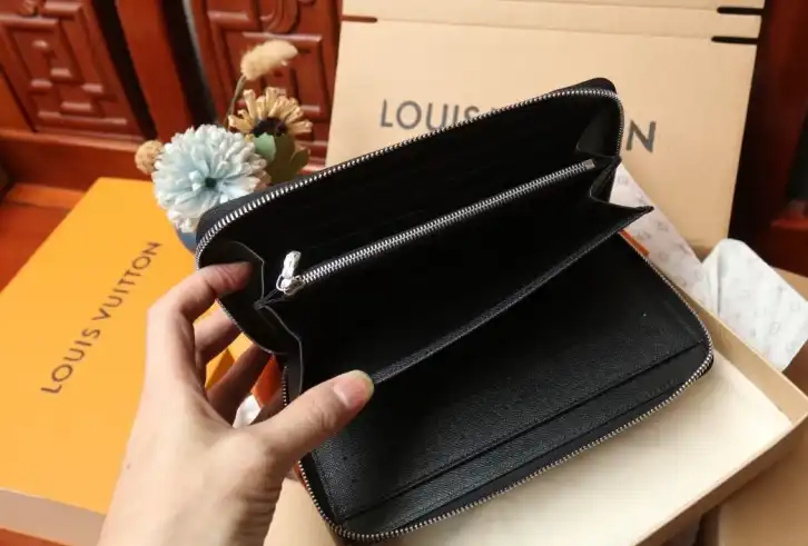 LV Wallets 4206A-0883