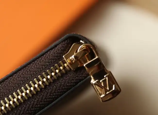 LV Wallets 4206A-0884