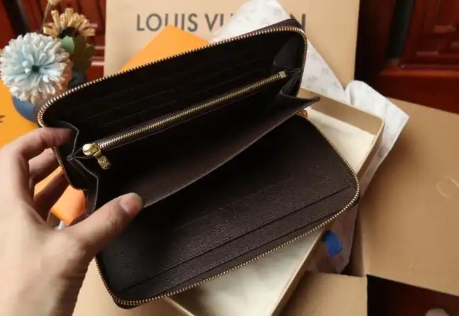 LV Wallets 4206A-0884