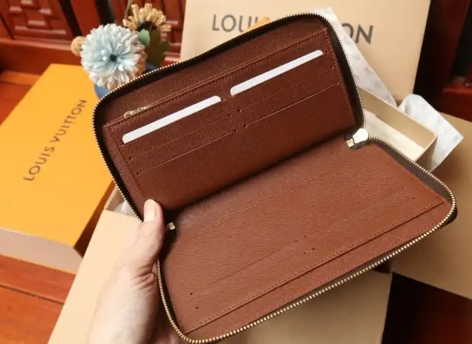 LV Wallets 4206A-0885