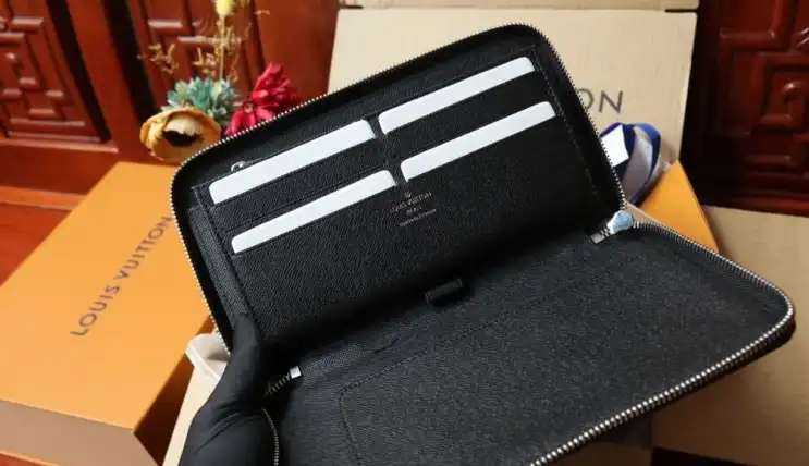 LV Wallets 4206A-0886