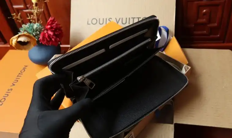 LV Wallets 4206A-0886