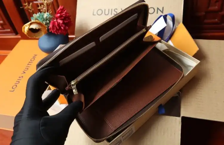 LV Wallets 4206A-0888