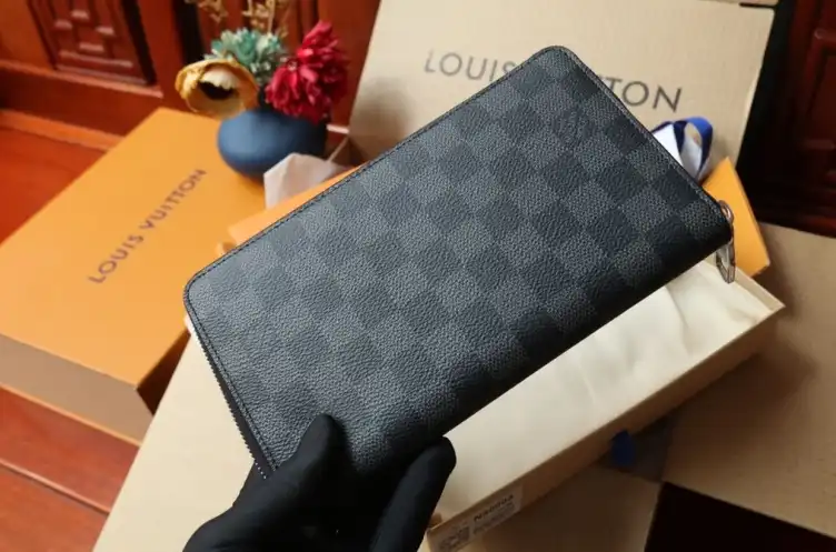 LV Wallets 4206A-0889