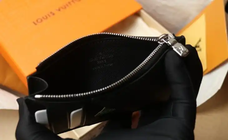 LV Wallets 4206A-0891