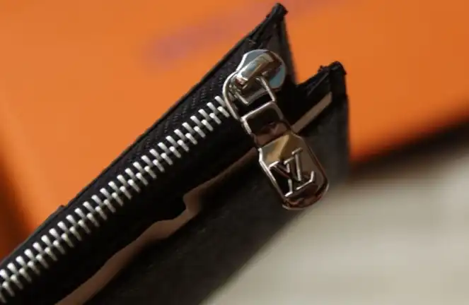 LV Wallets 4206A-0892