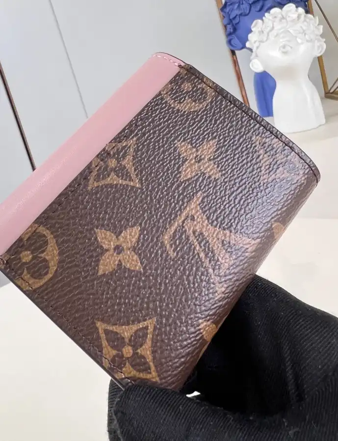 LV Wallets 4206A-1242