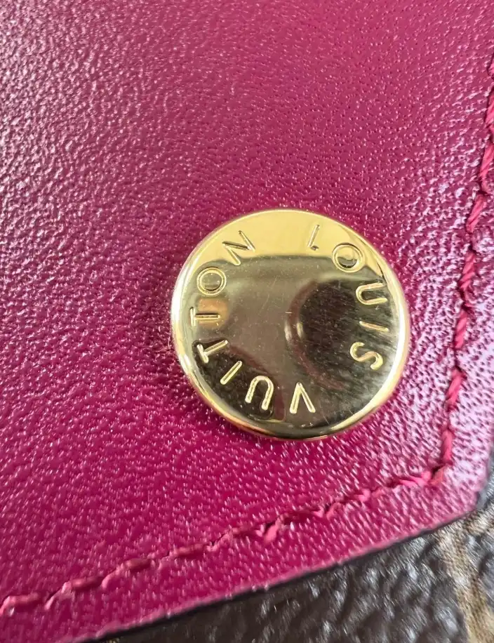 LV Wallets 4206A-1243