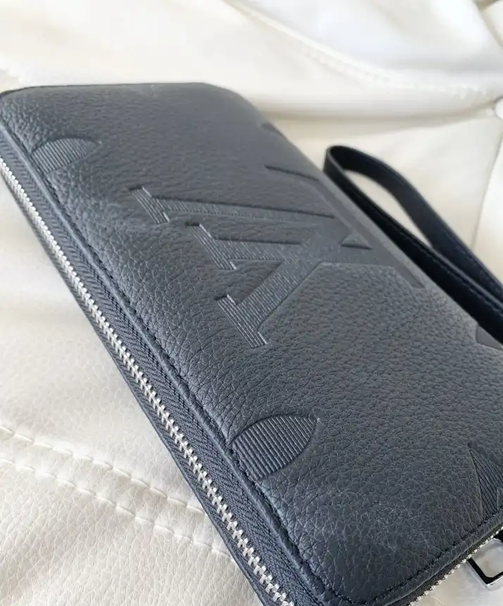 LV Wallets 4206A-2417