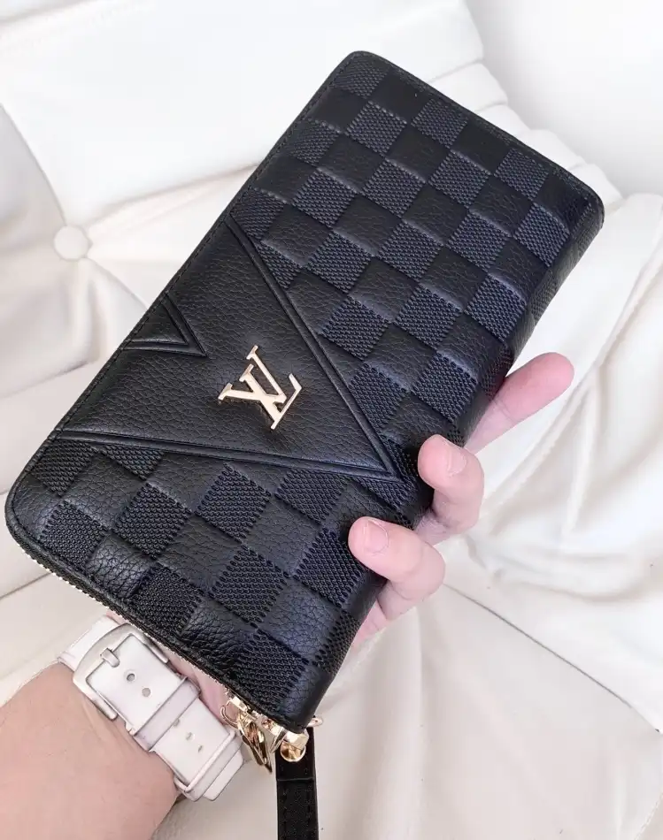 LV Wallets 4206A-2418